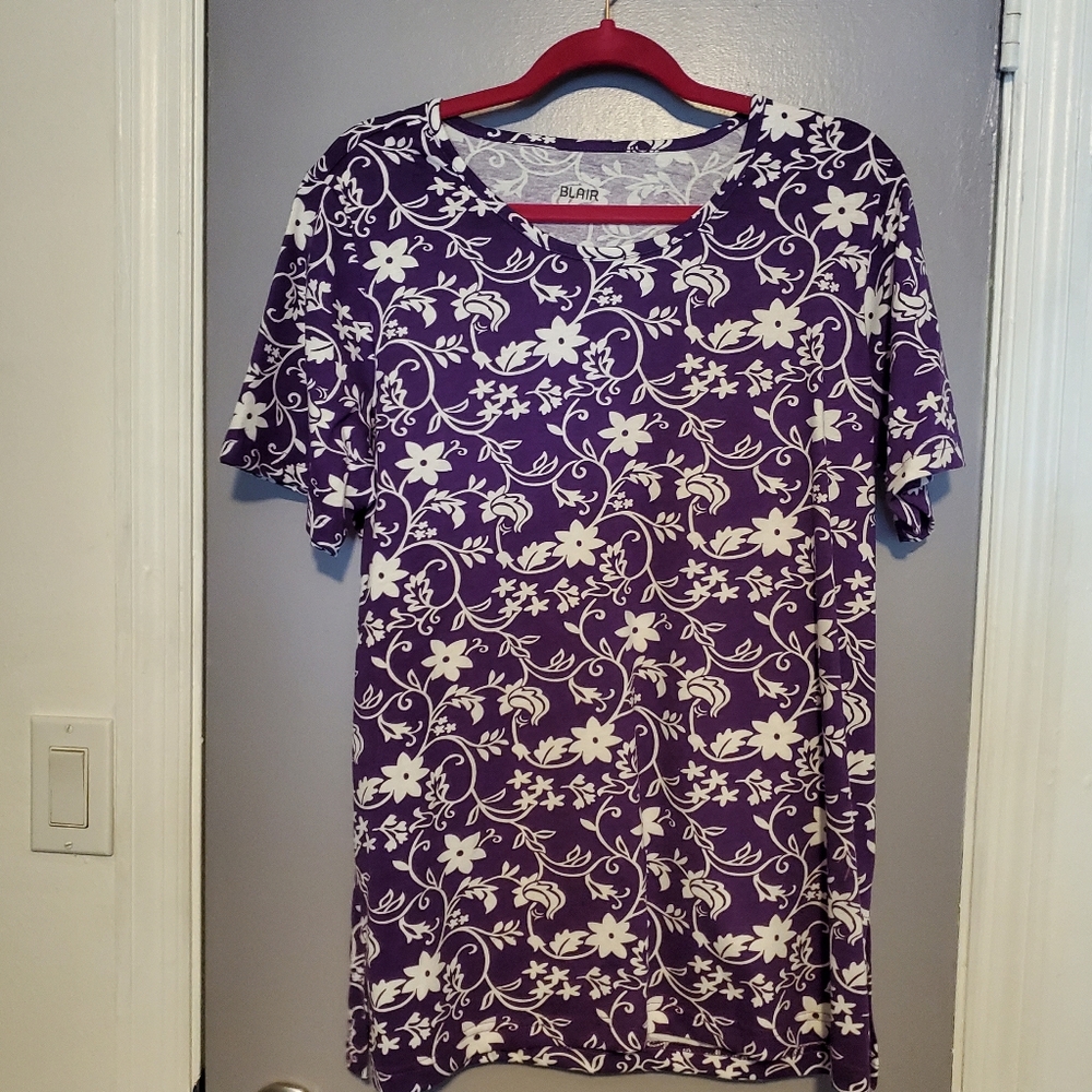NWOT Blair Purple and white flowered Tunic medium